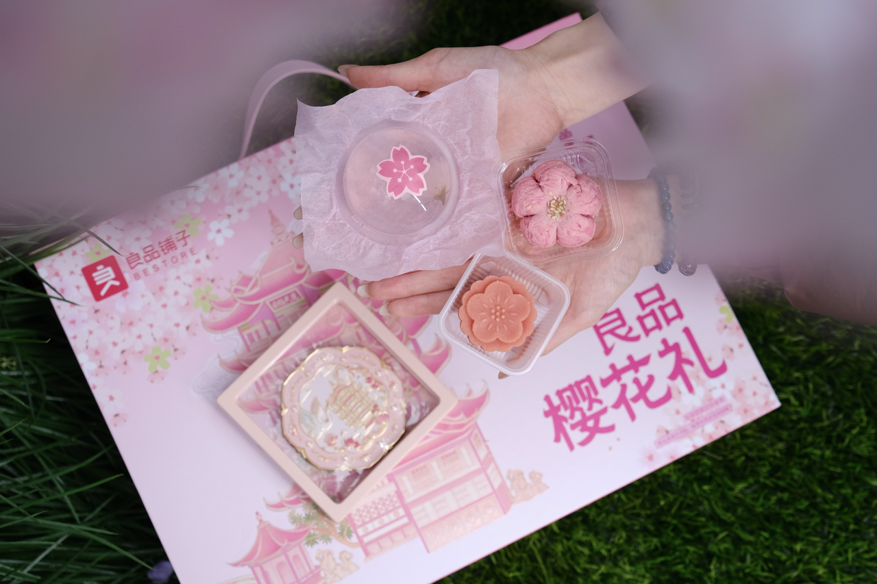 深圳品牌vi设计，良品铺子，深圳餐饮设计，深圳logo设计，深圳空间策划